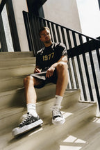 T-shirt Fear of God Essentials 1977 Iron — détail broderie logo Essentials