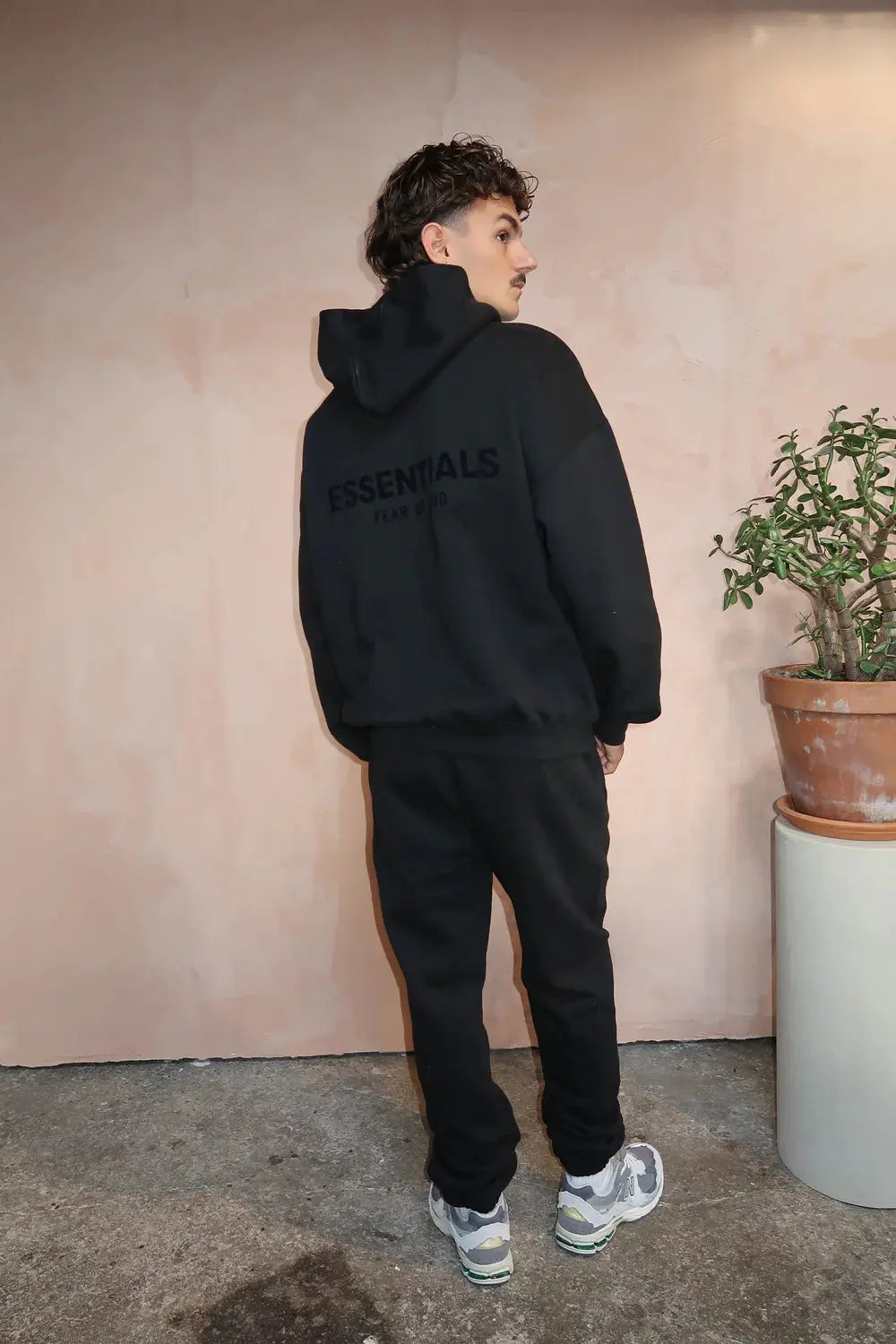 Fear of God Essentials Limo Black — hoodie noir profond porté